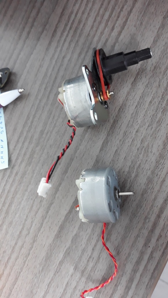 vieux moteur en bas et nouveau en haut.jpg