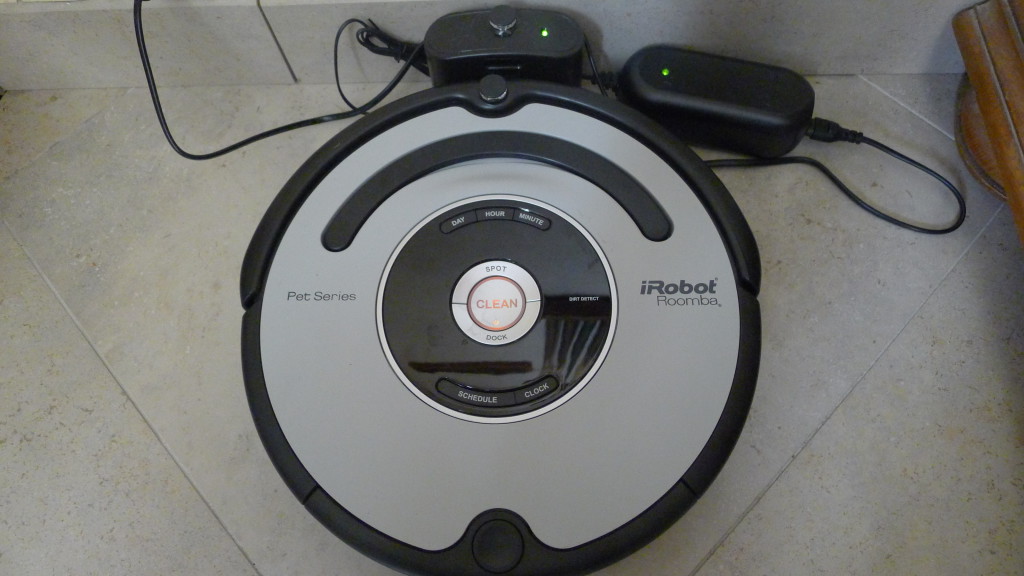 mur virtuel Aspirateur robot en argent noir IRobot Roomba 561 POUR PIÈCES avec chargeur 