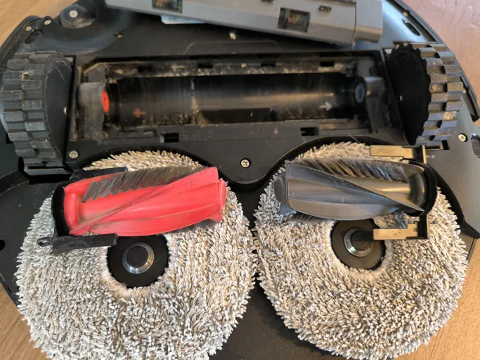 Gros plan sur la brosse DuoDivide et les serpillières du Roborock Saros 10R