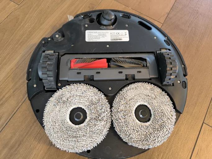 Dessous du Roborock Saros 10R avec brosse DuoDivide