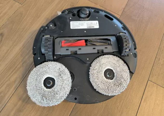 Roborock Saros 10R retourné montrant les serpillières rotatives vue du haut