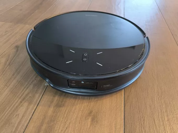 Roborock Saros 10R aspirateur robot sur parquet