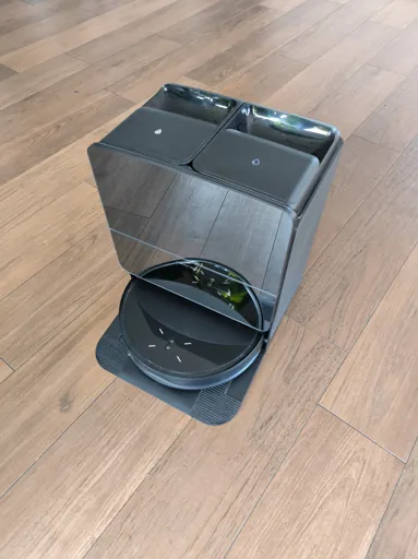 Roborock Saros 10R sur sa station d'accueil Dock 4.0 vue de dessus